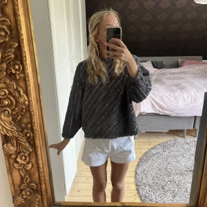 randig glittrig topp från zea - randig guldig grå och svart topp från zara med trekvartslånga armar😍🫶