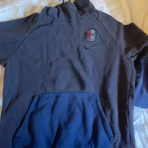Jag säljer en Marinblå PSG hoodie, storlek M, använd 3 gånger