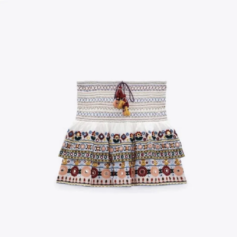 Säljer den här fina kjolen från zara för den tyvärr inte längre kommer till användning💕 Den finns inte längre att köpa på hemsidan och är använd fåtal gånger, köptes nypris 400kr🫶🏻🫶🏻. Kjolar.