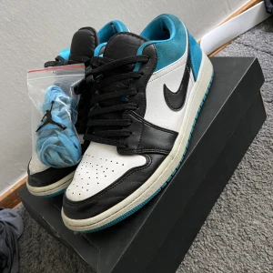 Jordan 1 laser blue low  - Jordan 1 laser blue low. Helt okej skick (smutsiga) Bättre pris i snabbaffär. 