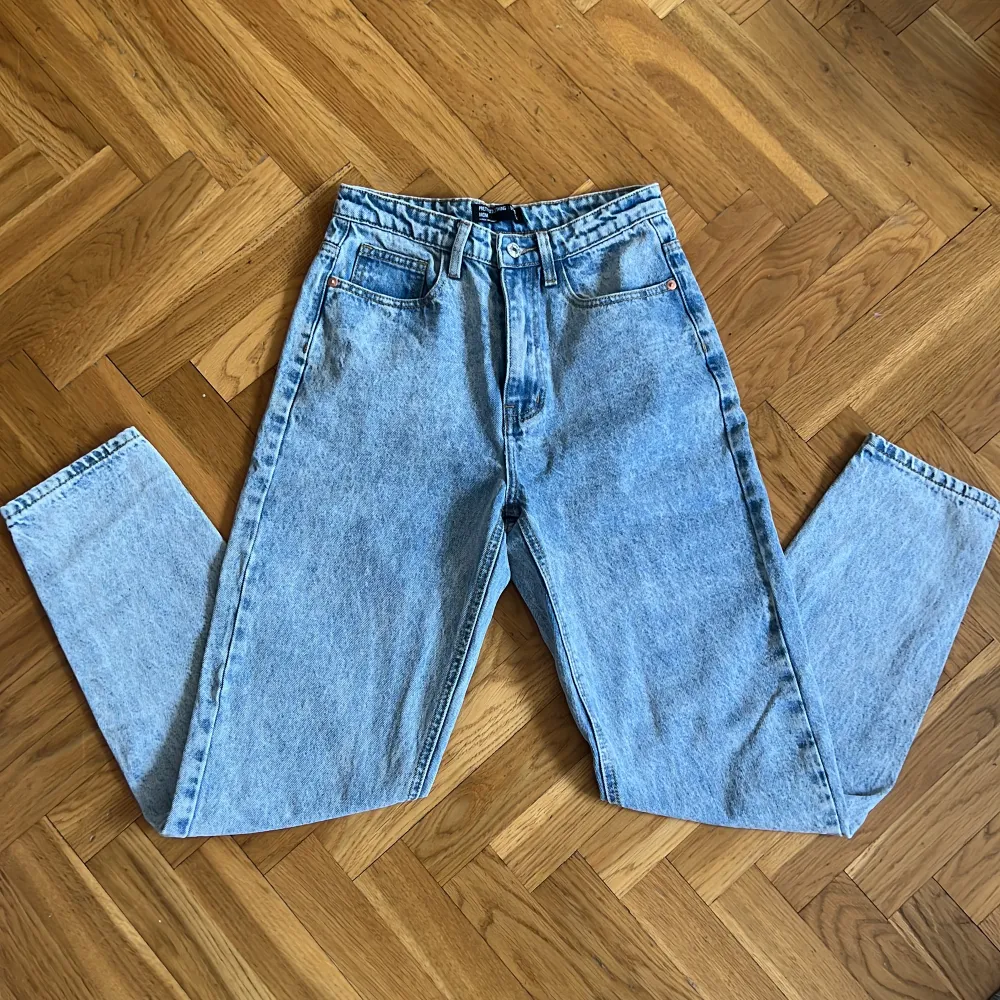 Helt nya oanvända jeans från Pretty Little Thing strl 34. Jeans & Byxor.