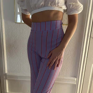 Färgglada kostymbyxor - Från Lindex Lila med röda och vita ränder  Kostymbyxor