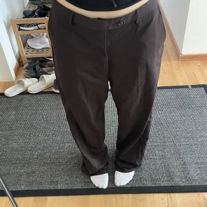 Bruna oversize kostymbyxor 🤎 - Snygga och sköna bruna oversize kostymbyxor 🤩uppsydda i benen men lite långa för mig som är 160 cm lång. Passar 36 och uppåt beroende på hur man vill att de ska sitta. Köpare står för fraktkostnad 🌟
