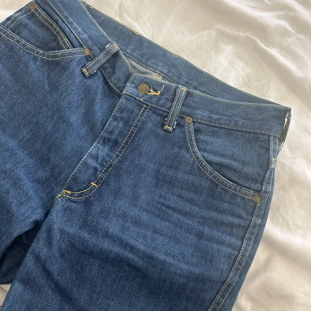 Mörkblåa Lee jeans i väldigt bra skick, nypriset ligger på runt 1000kr. Står att det är storlek 32-34 men skulle säga att dom sitter som en 36-38. Jeans & Byxor.