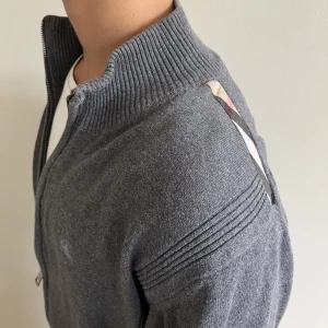 Burberry full zip - Jättefin burberry hel zip i super bra skick. Tröjan har inga defekter alls. Sitter bra på mig som är ca 180. Kontakta oss för fler frågor eller funderingar.