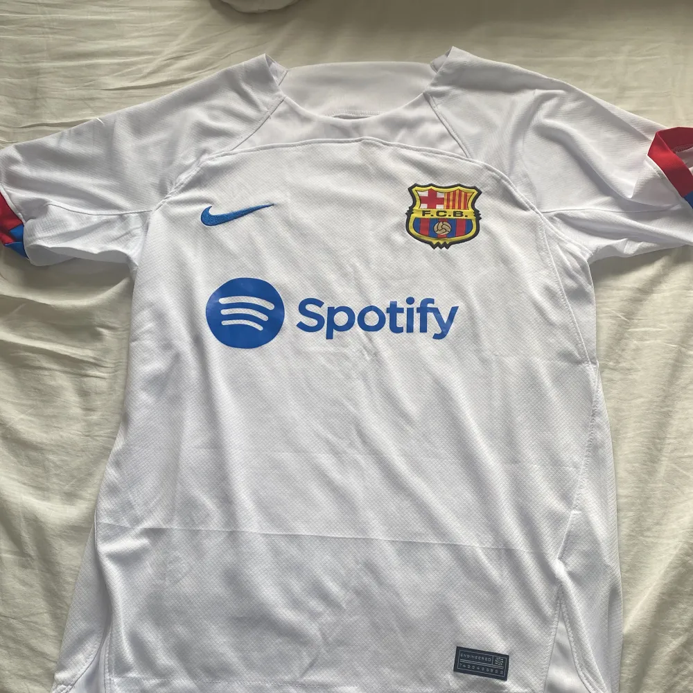 F.C. Barcelona tröja i toppskick i storlek S. T-shirts.