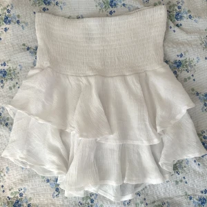 kjol - köpte av en på plick, passade inte mig. kan användas som både topp och kjol🤍