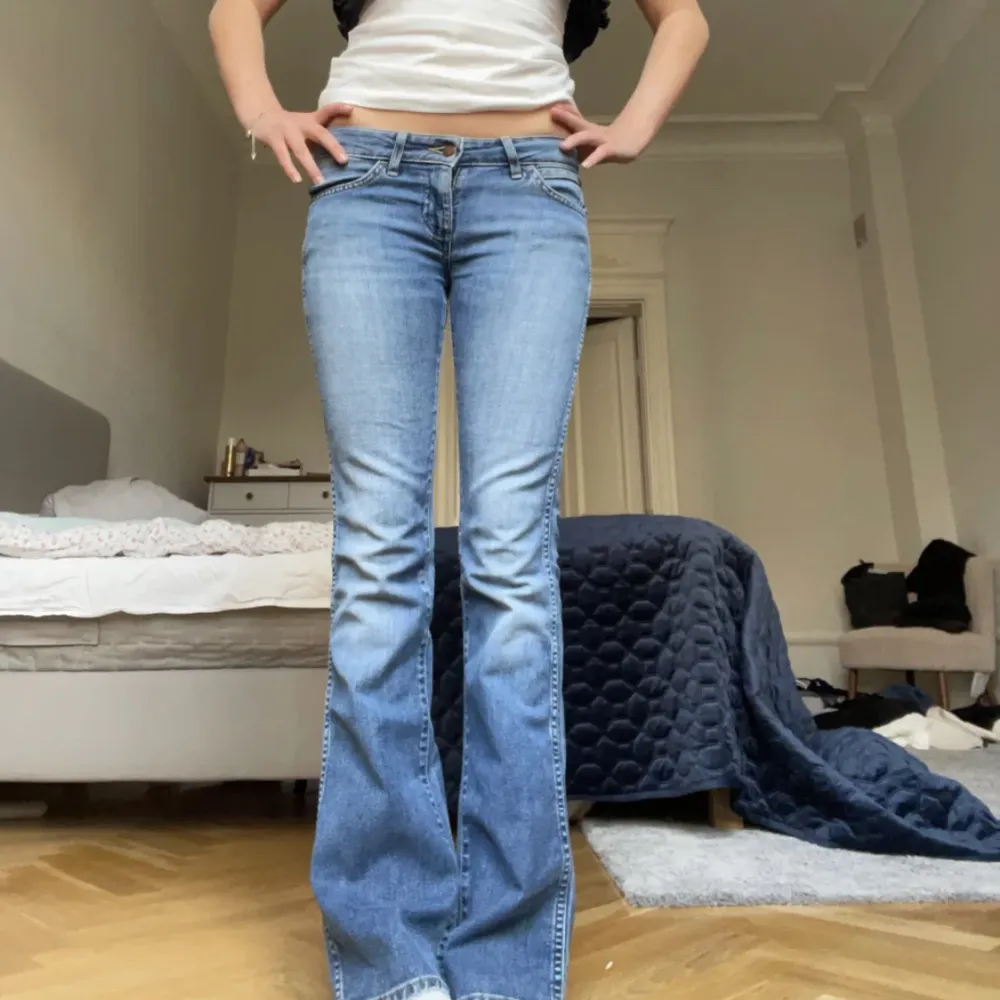 INTRESSEKOLL på dessa jättesnygga lågmidjade Wrangler Jeans som jag köpte från plick för några månader sen! Bilderna är från tjejen jag köpte av! 💗Säljer ett par liknande jeans från Levis!. Jeans & Byxor.