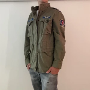 Ralph Lauren Jacka - Ralph Lauren Jacka - Storlek L - Varan är i jätte fint skick, inga flaws! - modellen är 188cm lång och 84kg - pris 1799 (nypris 4800kr) - vid frågor eller funderingar är det bara att skriva!