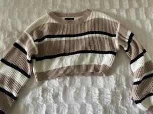 Tröja - Stickad tröja, använd endast en gång. bra skick