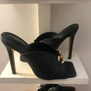 Klackskor  - Köpta ifrån SHEIN och aldrig använt dessa ute som man ser på bilderna. Väldigt fina och eleganta skor med Guld kedja 