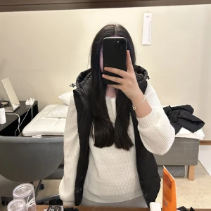 Zara väst - Den populära zara västen i storlek XS! Säljer eftersom den aldrig kommer till användning, använt 5-8 gånger. Funkar jättebra till vår och höst, orginal pris 500. Inga skador och är i jättebra skick ❤️