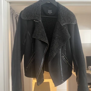 Jacka - Säljer min snygga jacka. Storlek 38 men skulle säga att det mer är storlek 36.