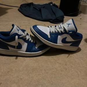 Säljer mina Jordan 1 low Marina blue då jag behöver pengar