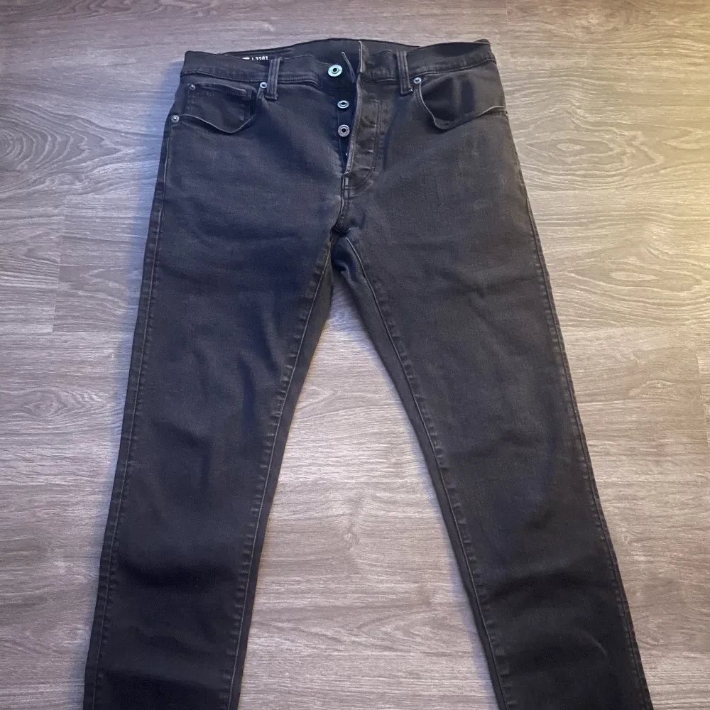 Svarta G-star slim fit jeans i storlek 31/32. Använd några gånger, i bra skick.. Jeans & Byxor.