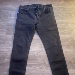 Svarta G-star slim fit jeans i storlek 31/32. Använd några gånger, i bra skick.