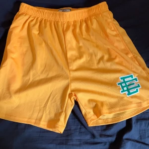 Gula EE shorts - Eric Emanuel shorts i gul färg. Helt nya aldrig använda. Funkar även som badbyxor