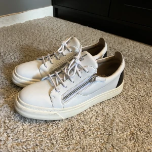 Guiseppe zanotti skor  - Schyssta guiseppe zanotti skor i väldigt bra skick då jag knappt har använt dom, nypris ligger runt 7000kr Hör av dig vid funderingar eller minsta lilla fråga! Pris går att diskutera vid snabb affär 