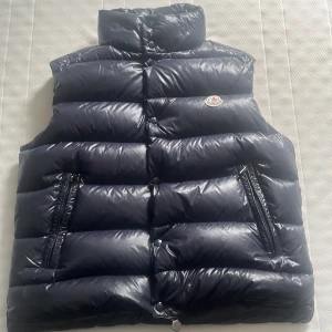 Moncler väst - Fin moncler väst som inte kommer till användning längre, haft ett tag och använt men inga fel på den, men därav priset, nypris 5500, skick 8/10