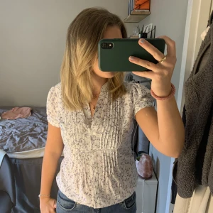 Blus - Super söt blus med blommor🌸 