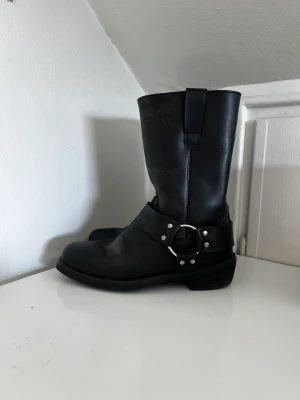 Biker MC Boots Strl 39 - Bikerboots i svart, strl 39.  Fint använt skick.   500kr, finns att hämta centralt i Stockholm alt skickas spårbart á 74kr.  