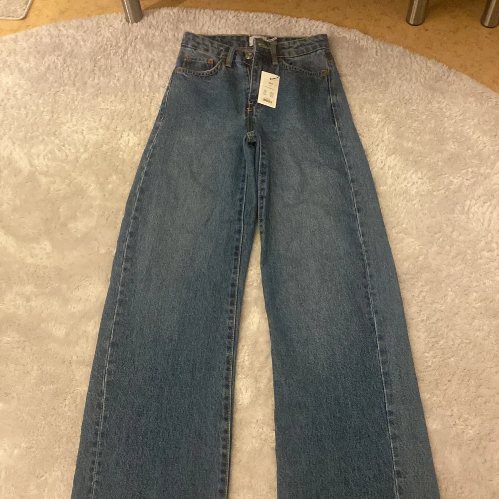 Ett par mörk blåa baggy jeans som är helt nya. Kvittot hade gått ut så kunde inte lämna tillbaka. Jättefina jeans som var tyvärr för små🙂. Jeans & Byxor.