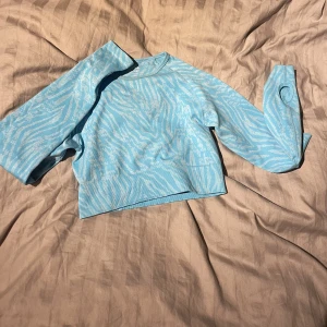 Långärmad topp från AYBL - Ljusblå träningstopp från aybl, har tumhål 