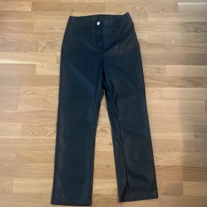 Byxor i läderimitation Asos - Byxor från Asos Design i läderimitation, oanvända.