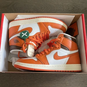 Jordan 1 Retro High OG STARFISH - Ett par super fräscha och coola Jordan High i orange , perfekta till hösten och sommaren!🧡🍊😍  Köpta på StockX  för 1800kr och säljs pågrund av att storleken inte passar tyvärr!!🥺   ALLTSÅ EJ ANVÄNDA, testat dem en gång!  
