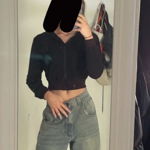 Kort svart hoodie - Kort svart y2k hoodie. Simpel men gullig.