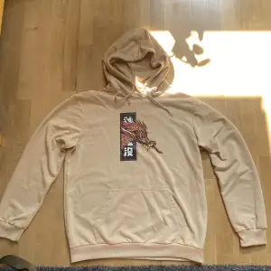 Väldigt skön hoodie från Shein med en japansk drake som tryck. Xxl men sitter som en vanlig oversized på M. 