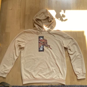 Japansk hoodie - Väldigt skön hoodie från Shein med en japansk drake som tryck. Xxl men sitter som en vanlig oversized på M. 