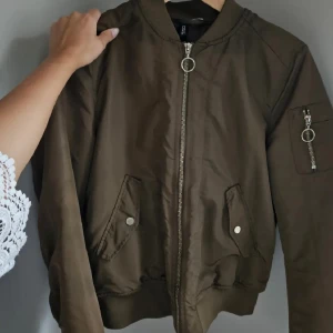 Höstjacka - Supersnygg militärgrön höstjacka som passar perfekt inför skolan! Bra skick
