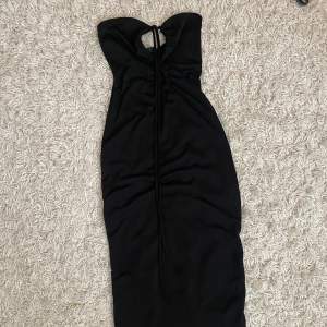 En svart klänning från Gina i storlek S