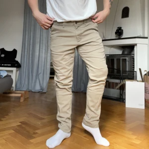 Kostymbyxor - Två kostymbyxor blå och beige från jack jones