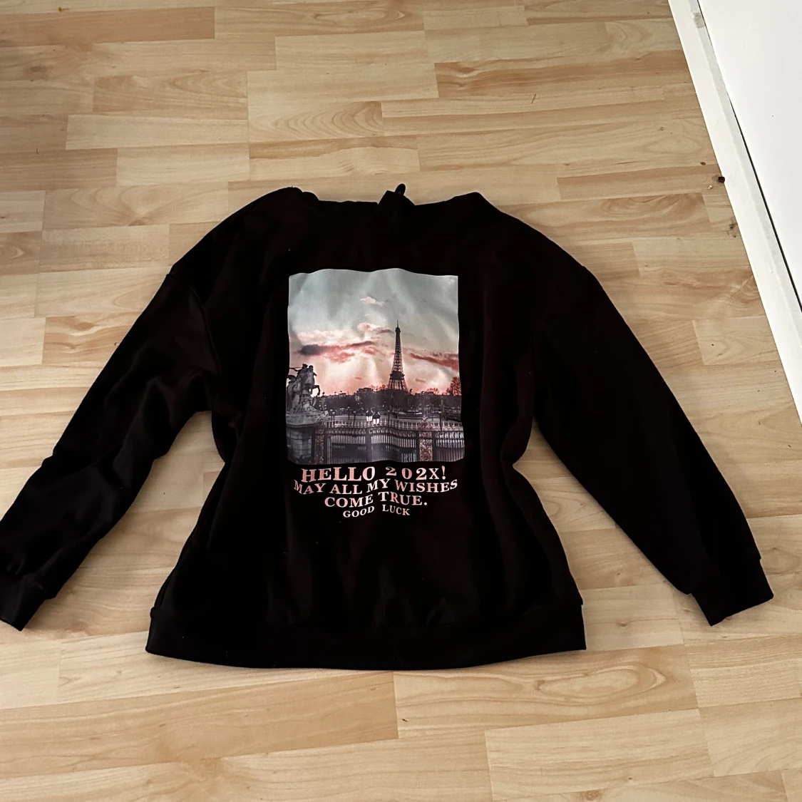 Gullig svart hoodie med tryck