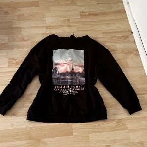 Gullig svart hoodie med tryck - Fin svart hoodie med tryck i jätte skönt material