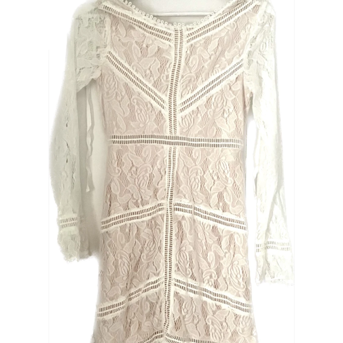 Vit spetsklänning med öppen rygg från bikbok