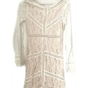 Vit spetsklänning med öppen rygg från bikbok  - Använd en gång, Öppen rygg med snörning i nacken , ingen urringning, kort klänning, prutbart pris 