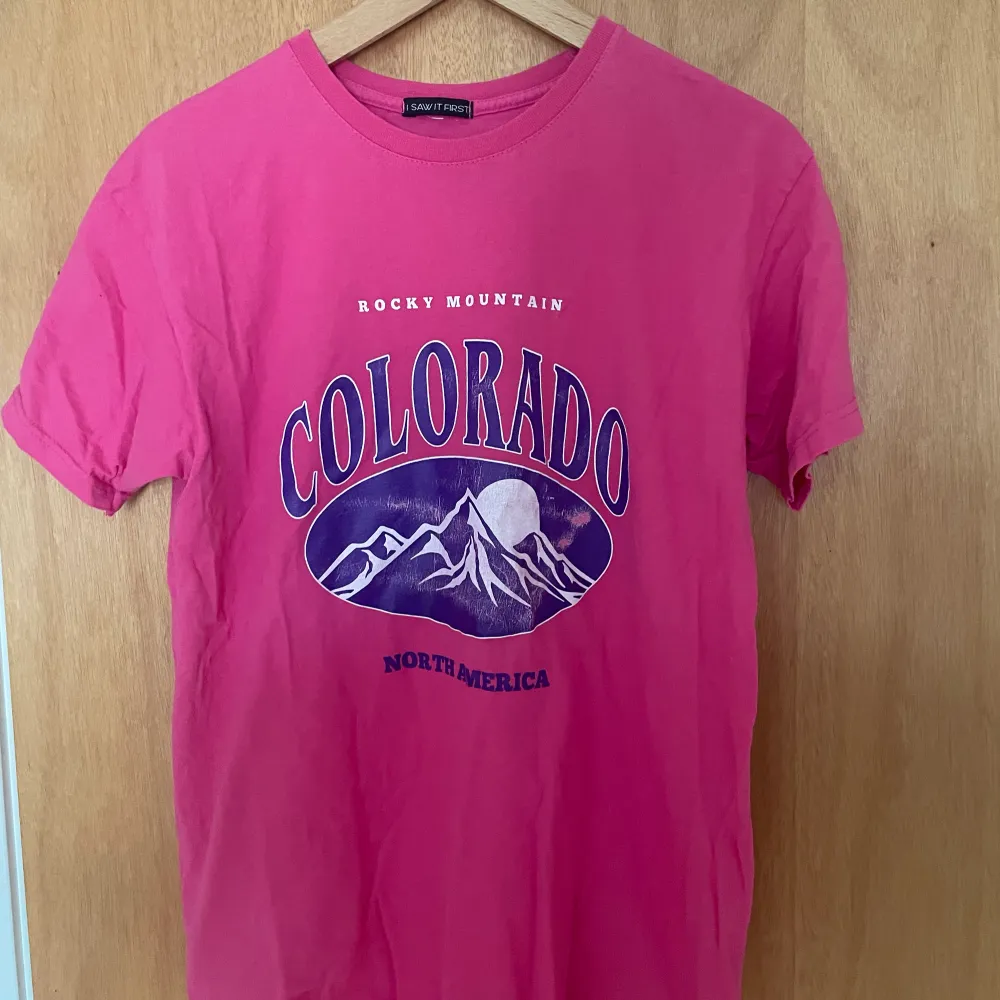 Snygg rosa t-shirt med tryck från ASOS i storlek M Trycket på tröjan är lite slitet, men annars är den inget fel på den. T-shirts.