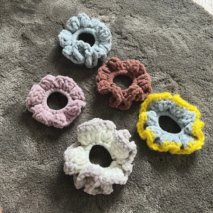 Hemgjorda virkade scrunchies - 5 hemgjorda scrunchies,  vit/grå brun blå rosa blå/gul🌟🪩🫶🏼