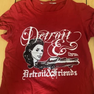 Vintage tee - Säljer denna vintage 2000s baby tee, super snygg och passar till det mesta säljer då den tyvärr inte är min stil längre, det står ingen storlek men skulle säga att den passar allt från xss-s, skriv privat för fler bilder eller frågor pris kan diskuteras❤️