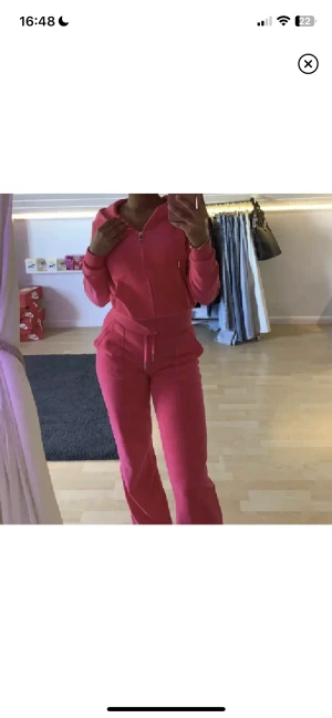 Juicy couture  - Väldigt bra skick, använd ett fåtal gånger. Säljer den pågrund av att den färgen inte passar mig. Kan även tänka mig gå ner i pris vid snabb affär. 
