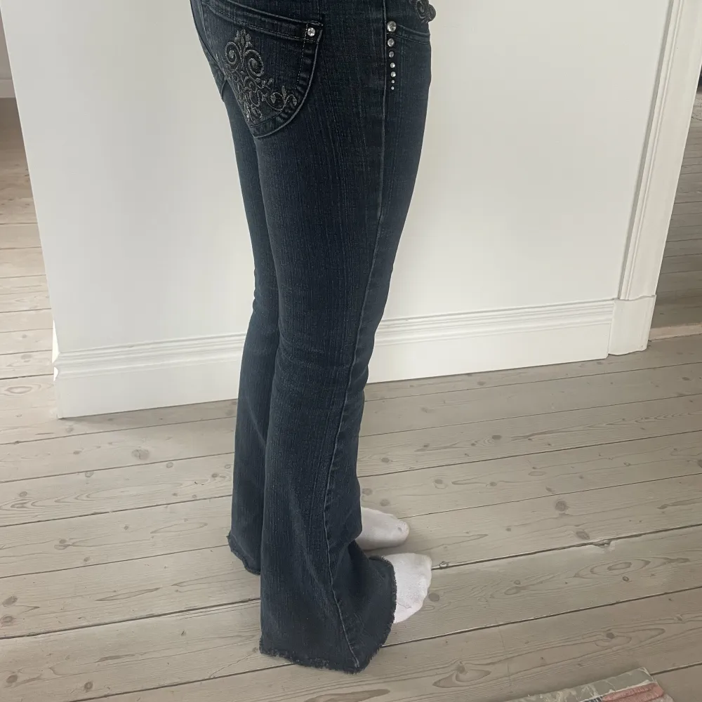 Snygga lågmidjade jeans Midjemått tvärs över:36 cm (stretchiga) Innerbenslängd:77 cm. Jeans & Byxor.