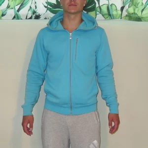 Sail Racing Zipup - Hej, väldigt sparsamt använd zipup.  Con 8/10 lite blekt runt dragkedjan se bild 3 annars jätte bra skick ! Hör av dig vid fler frågor : )