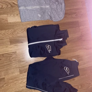Nike set  - Ett tillhörande det och en kofta i Nike. Storlek Xs fina skick koftan 200 och setet 300