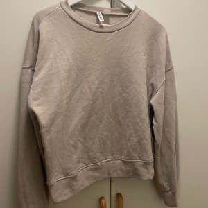 Sweatshirt  - Från hm, storlek S och den är beige 