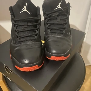 Nike Jordan Air stl 42 - Skor i använt men fint skick.  Stl 42  