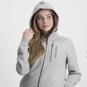 Huvtröja - Sail Racing tröja Helt ny Sail Racing tröja, ej använd (toppskick) Storlek S (dam) Nytt pris: ca 1500 vårt pris: 1000 Skriv för fler bilder eller frågor!👍🤝