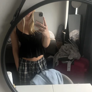 Svart volang linne  - Ett jätte gulligt svart linne med volang💗